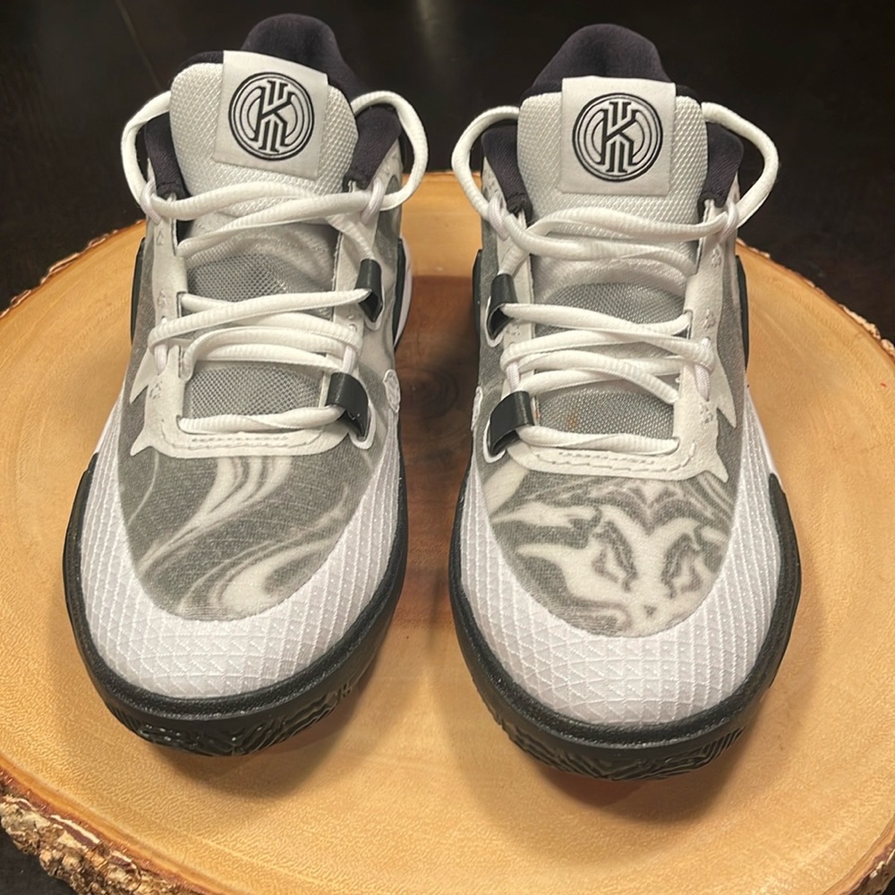 NWOT Nike 5Y shoes